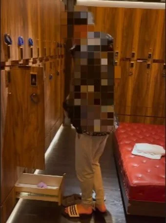 澳门桑拿入场流程：手牌记录消费并用于开启更衣柜