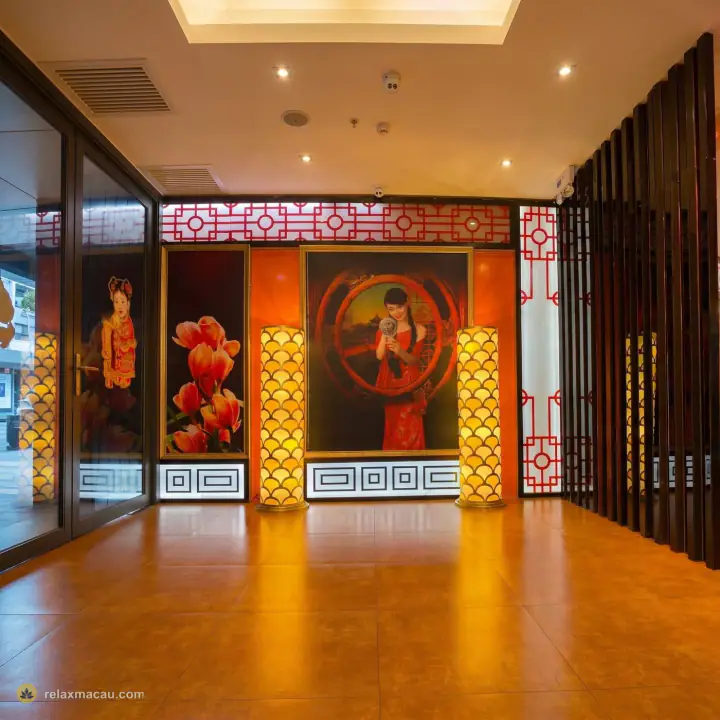 Familia Nobre red-lantern hallway
