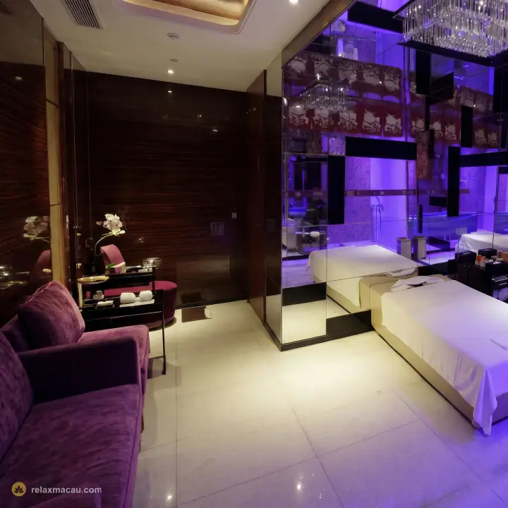 Familia Nobre mirror sitting-room suite