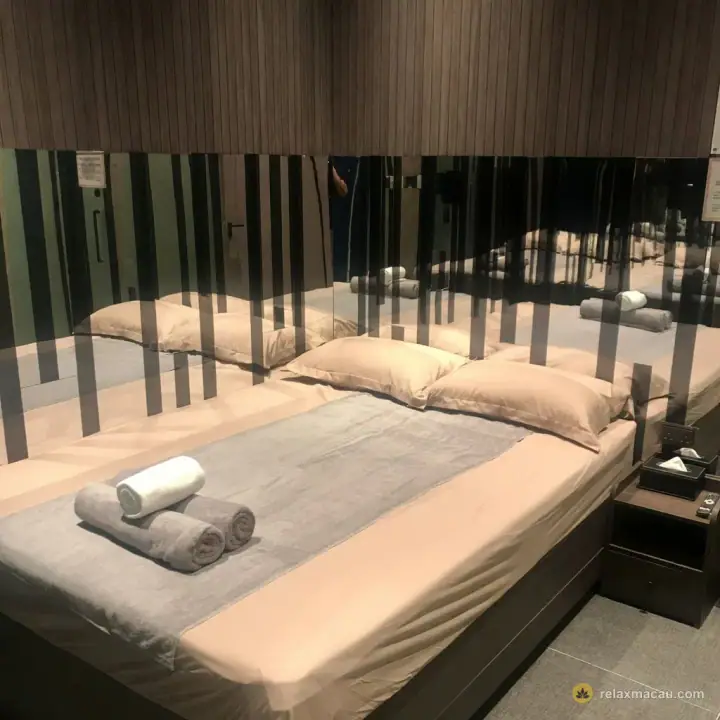 Shang Pin Spa mirror-headboard bedroom