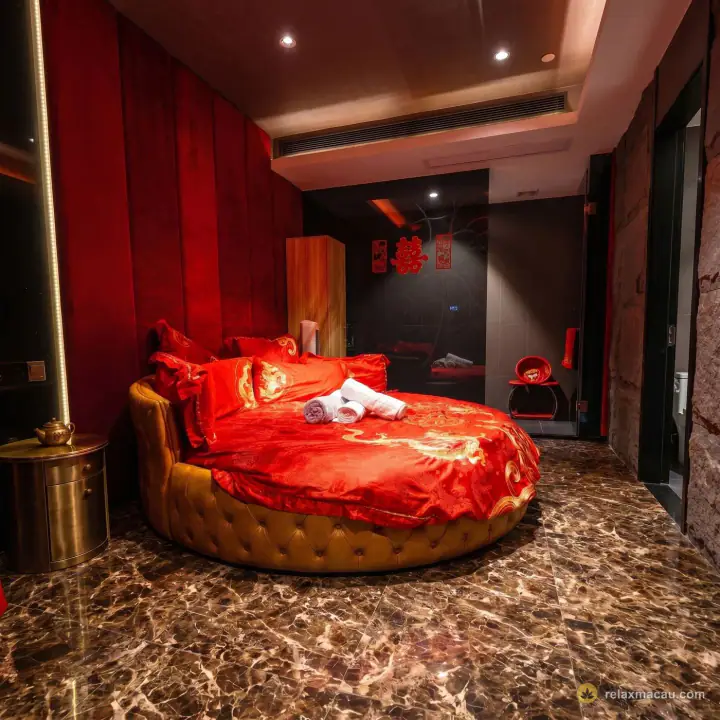 Majesty Spa Chinese marriage-bed themed room