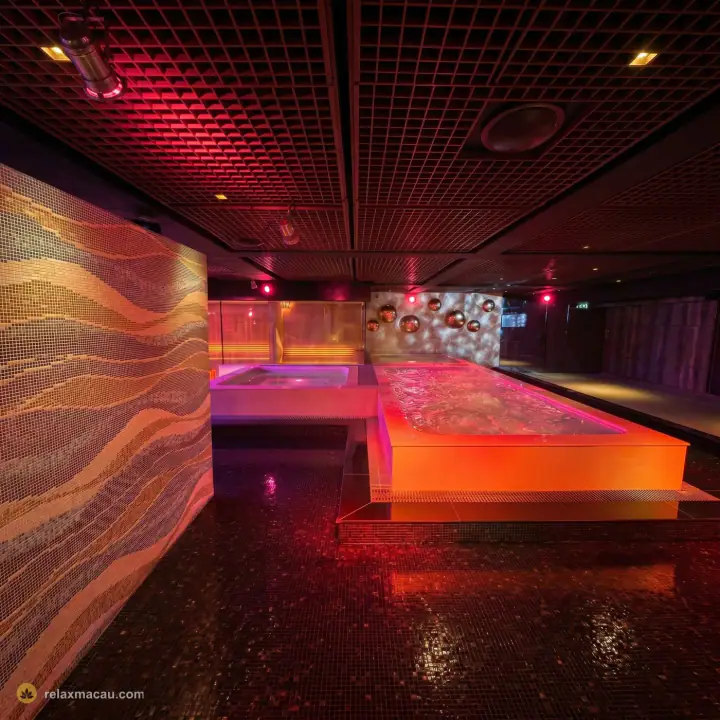 Victoria Sauna mosaic jacuzzi pool