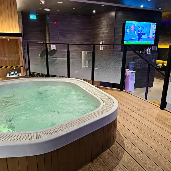 Jacuzzi wet zone photo